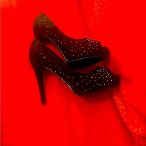 BRAND NEW MARC FISHER BLACK TOE PUMPS. SIZE:8